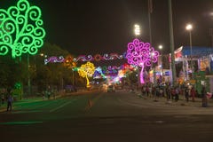 Opinión de Avenida Bolivar en la noche con los árboles de la vida de Managua imagen de archivo Opinión de Avenida Bolivar en la noche con los árboles de la vida de Managua imagen de archivo