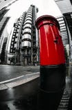 Opinión de Fisheye de los edificios y del buzón rojo, distrito financiero, ciudad de Lloyds de Londres imagen de archivo libre de regalías Opinión de Fisheye de los edificios y del buzón rojo, distrito financiero, ciudad de Lloyds de Londres imagen de archivo libre de regalías