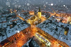 Opinión de igualación pintoresca sobre centro de ciudad de Lviv del top del ayuntamiento fotografía de archivo libre de regalías Opinión de igualación pintoresca sobre centro de ciudad de Lviv del top del ayuntamiento fotografía de archivo libre de regalías