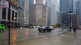 Opinión de la calle en el centro de la ciudad de Chicago en el río Chicago - CHICAGO, los E.E.U.U. - 12 DE JUNIO DE 2019 almacen de video Opinión de la calle en el centro de la ciudad de Chicago en el río Chicago - CHICAGO, los E.E.U.U. - 12 DE JUNIO DE 2019 almacen de video
