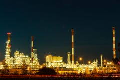 Opinión de la noche de la planta petroquímica de la refinería foto de archivo libre de regalías Opinión de la noche de la planta petroquímica de la refinería foto de archivo libre de regalías