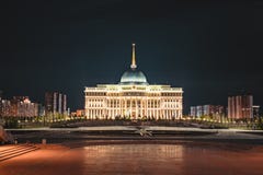 Opinión de la noche del ` de Ak-Orda del ` del palacio presidencial en Astaná, Kazajistán fotografía de archivo libre de regalías Opinión de la noche del ` de Ak-Orda del ` del palacio presidencial en Astaná, Kazajistán fotografía de archivo libre de regalías