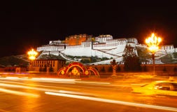Opinión de la noche del palacio Potala Foto de archivo libre de regalías Opinión de la noche del palacio Potala Foto de archivo libre de regalías
