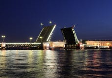 Opinión de la noche del puente del palacio. St Petersburg foto de archivo Opinión de la noche del puente del palacio. St Petersburg foto de archivo