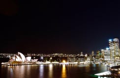 Opinión de la noche sobre Sydney Opera House fotos de archivo libres de regalías Opinión de la noche sobre Sydney Opera House fotos de archivo libres de regalías