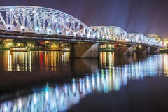 Opinión de la noche Truong Tien Bridge en tonalidad imágenes de archivo libres de regalías Opinión de la noche Truong Tien Bridge en tonalidad imágenes de archivo libres de regalías
