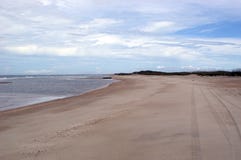 Opinión de la playa con las pistas del neumático fotografía de archivo libre de regalías Opinión de la playa con las pistas del neumático fotografía de archivo libre de regalías