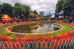 Opinión de la tarde de los jardines de Tivoli con la charca y la sala de conciertos fotos de archivo libres de regalías Opinión de la tarde de los jardines de Tivoli con la charca y la sala de conciertos fotos de archivo libres de regalías