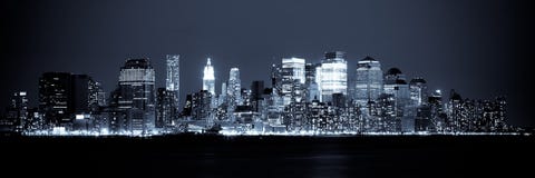 Opinión de Nueva York del horizonte de Manhattan por noche fotografía de archivo libre de regalías Opinión de Nueva York del horizonte de Manhattan por noche fotografía de archivo libre de regalías
