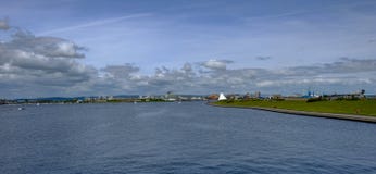 Opinión de Panoranic de la bahía de Cardiff que mira de la presa imagen de archivo libre de regalías Opinión de Panoranic de la bahía de Cardiff que mira de la presa imagen de archivo libre de regalías