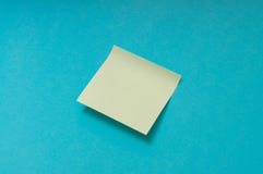 Opinión de ángulo sobre nota en blanco del palillo sobre fondo azul imagenes de archivo Opinión de ángulo sobre nota en blanco del palillo sobre fondo azul imagenes de archivo