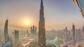 Opinión del horizonte de Paniramic del centro de la ciudad de Dubai durante salida del sol con la alameda, las fuentes y el timel metrajes Opinión del horizonte de Paniramic del centro de la ciudad de Dubai durante salida del sol con la alameda, las fuentes y el timel metrajes