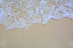 Opinión del primer del agua clara del océano que sube en la arena blanca Fondo hermoso de la naturaleza Textura de la arena foto de archivo Opinión del primer del agua clara del océano que sube en la arena blanca Fondo hermoso de la naturaleza Textura de la arena foto de archivo