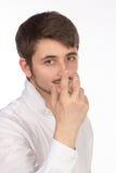Opinión del primer del ojo marrón de un hombre mientras que inserta una c correctiva imagen de archivo Opinión del primer del ojo marrón de un hombre mientras que inserta una c correctiva imagen de archivo