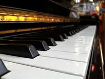 Opinión del primer del teclado de piano foto de archivo libre de regalías Opinión del primer del teclado de piano foto de archivo libre de regalías