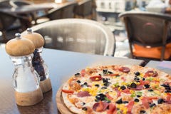 Opinión del primer del plato hermoso preparada Pizza en el vector imágenes de archivo libres de regalías Opinión del primer del plato hermoso preparada Pizza en el vector imágenes de archivo libres de regalías