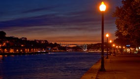 Opinión del río del Duero en la noche en Oporto foto de archivo Opinión del río del Duero en la noche en Oporto foto de archivo