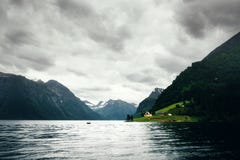 Opinión dramática de la tarde del fiordo de Hjorundfjorden imágenes de archivo libres de regalías Opinión dramática de la tarde del fiordo de Hjorundfjorden imágenes de archivo libres de regalías