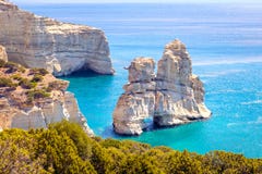 Opinión escénica hermosa del paisaje marino de la costa costa rocosa de Kleftiko en la isla de los Milos imagen de archivo Opinión escénica hermosa del paisaje marino de la costa costa rocosa de Kleftiko en la isla de los Milos imagen de archivo