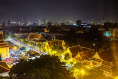 Opinión hermosa del paisaje urbano de la noche de la montaña de oro en templo del saket de Wat y luz ‘del festival del krathong d foto de archivo libre de regalías Opinión hermosa del paisaje urbano de la noche de la montaña de oro en templo del saket de Wat y luz ‘del festival del krathong d foto de archivo libre de regalías