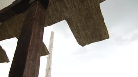 Opinión inferior de la cámara lenta de la cortina de la lona que se sacude del viento metrajes Opinión inferior de la cámara lenta de la cortina de la lona que se sacude del viento metrajes