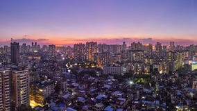 Opinión magnífica de la noche de muchas empresas de gama alta tales como finanzas, seguro, propiedades inmobiliarias, ciudad de G imagen de archivo libre de regalías Opinión magnífica de la noche de muchas empresas de gama alta tales como finanzas, seguro, propiedades inmobiliarias, ciudad de G imagen de archivo libre de regalías