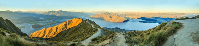 Opinión panorámica impresionante, imponente del paisaje del pico de Roys en el lago Wanaka con la luz de oro en el crepúsculo, is imágenes de archivo libres de regalías Opinión panorámica impresionante, imponente del paisaje del pico de Roys en el lago Wanaka con la luz de oro en el crepúsculo, is imágenes de archivo libres de regalías