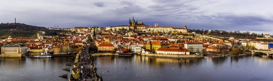 Opinión panorámica sobre la ciudad vieja Praga de la torre del puente foto de archivo Opinión panorámica sobre la ciudad vieja Praga de la torre del puente foto de archivo