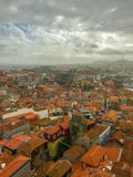 Opinión pintoresca del panorama de Oporto, Portugal en día nublado fotos de archivo Opinión pintoresca del panorama de Oporto, Portugal en día nublado fotos de archivo