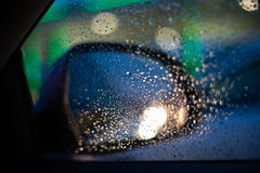 Opinión posterior correcta del espejo del coche por dentro del coche con descensos en la ventana imágenes de archivo libres de regalías Opinión posterior correcta del espejo del coche por dentro del coche con descensos en la ventana imágenes de archivo libres de regalías