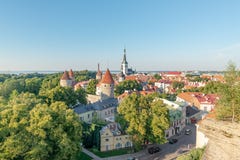 Opinión sobre el santo Olaf Church de un punto de vista situado en el distrito de Toompea de la ciudad vieja, Tallinn, Estonia fotografía de archivo libre de regalías Opinión sobre el santo Olaf Church de un punto de vista situado en el distrito de Toompea de la ciudad vieja, Tallinn, Estonia fotografía de archivo libre de regalías