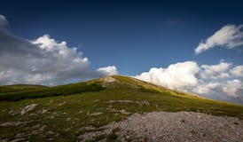 Opinión sobre el top del pico de Waxriegel, en Schneeberg, cerca de Klosterwappen, meseta de Rax en la puesta del sol con el ciel fotos de archivo Opinión sobre el top del pico de Waxriegel, en Schneeberg, cerca de Klosterwappen, meseta de Rax en la puesta del sol con el ciel fotos de archivo