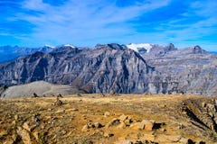 Opinión sobre el Torrenthorn en un día soleado del otoño, viendo las montañas suizas, Suiza/Europa imagen de archivo libre de regalías Opinión sobre el Torrenthorn en un día soleado del otoño, viendo las montañas suizas, Suiza/Europa imagen de archivo libre de regalías
