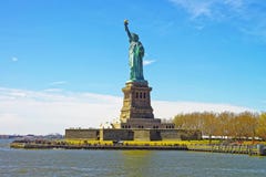 Opinión sobre la estatua en Liberty Island fotos de archivo Opinión sobre la estatua en Liberty Island fotos de archivo