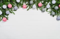 Opinión superior del marco del fondo de la Navidad sobre blanco con el espacio de la copia imágenes de archivo libres de regalías Opinión superior del marco del fondo de la Navidad sobre blanco con el espacio de la copia imágenes de archivo libres de regalías