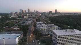 Opinión superior del panorama de la antena 4k sobre paisaje urbano céntrico ocupado del rascacielos del horizonte de Atlanta en l almacen de metraje de vídeo Opinión superior del panorama de la antena 4k sobre paisaje urbano céntrico ocupado del rascacielos del horizonte de Atlanta en l almacen de metraje de vídeo