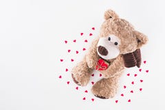 Opinión superior el oso de peluche con los corazones en forma de corazón de la caja y del papel de regalo fotografía de archivo libre de regalías Opinión superior el oso de peluche con los corazones en forma de corazón de la caja y del papel de regalo fotografía de archivo libre de regalías