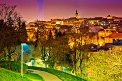 Opinión superior histórica de la noche de la ciudad de Zagreb fotografía de archivo Opinión superior histórica de la noche de la ciudad de Zagreb fotografía de archivo