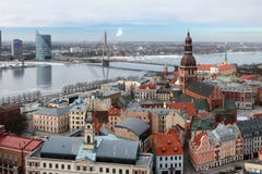 Opinión superior sobre ciudad, el río y el puente Riga, Latvia imagenes de archivo Opinión superior sobre ciudad, el río y el puente Riga, Latvia imagenes de archivo