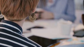 Opinión trasera del primer, administrador de oficinas de sexo femenino acertado hermoso joven que aplaude en la cámara lenta de metrajes Opinión trasera del primer, administrador de oficinas de sexo femenino acertado hermoso joven que aplaude en la cámara lenta de metrajes