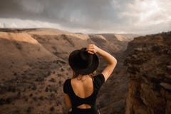 Opinión trasera la señora joven del caminante con la mochila que se sienta en el skywalk los E.E.U.U. del turismo de la roca visi fotografía de archivo libre de regalías Opinión trasera la señora joven del caminante con la mochila que se sienta en el skywalk los E.E.U.U. del turismo de la roca visi fotografía de archivo libre de regalías