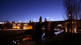 Opiniões Toledo Bridge, Puente de Toledo no espanhol, sobre o rio de Manzanares, Madri, Espanha fotos de stock Opiniões Toledo Bridge, Puente de Toledo no espanhol, sobre o rio de Manzanares, Madri, Espanha fotos de stock