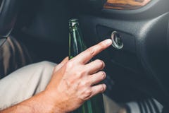 Opiły mężczyzna jedzie samochód na drogowej mienie butelki jazda po pijanemu piwnym Niebezpiecznym pojęciu fotografia stock Opiły mężczyzna jedzie samochód na drogowej mienie butelki jazda po pijanemu piwnym Niebezpiecznym pojęciu fotografia stock
