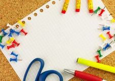 Opróżnia bielu prześcieradło notepad ` s papier dla twój teksta z ołówkami, pióro, nożycowy, żółty highlighter, obraz royalty free Opróżnia bielu prześcieradło notepad ` s papier dla twój teksta z ołówkami, pióro, nożycowy, żółty highlighter, obraz royalty free