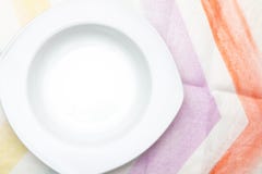 opróżnij półkowego white Na delikatnym tablecloth pastelowi kolory zdjęcie stock opróżnij półkowego white Na delikatnym tablecloth pastelowi kolory zdjęcie stock