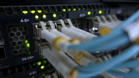 Optiksteckerschnittstelle der Faser Informationstechnologie-Computernetzwerk, Telekommunikations-Faser-Lichtleiterkabel angeschlo stock video footage Optiksteckerschnittstelle der Faser Informationstechnologie-Computernetzwerk, Telekommunikations-Faser-Lichtleiterkabel angeschlo stock video footage