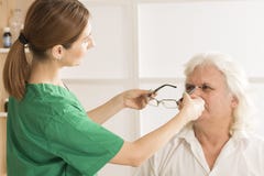 Optometrist przepisuje widowiska starsza osoba mężczyzna obraz royalty free Optometrist przepisuje widowiska starsza osoba mężczyzna obraz royalty free