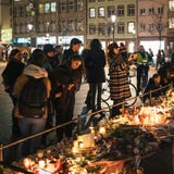 Opłakiwać w Strasburskich ludziach płaci uznanie ofiary Terro fotografia stock Opłakiwać w Strasburskich ludziach płaci uznanie ofiary Terro fotografia stock