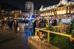 Opłakiwać w Strasburskich ludziach płaci uznanie ofiary Terro fotografia stock Opłakiwać w Strasburskich ludziach płaci uznanie ofiary Terro fotografia stock