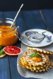 Opłatki na pieczenie papierze z słojem persimmon przyskrzyniają fotografia royalty free Opłatki na pieczenie papierze z słojem persimmon przyskrzyniają fotografia royalty free